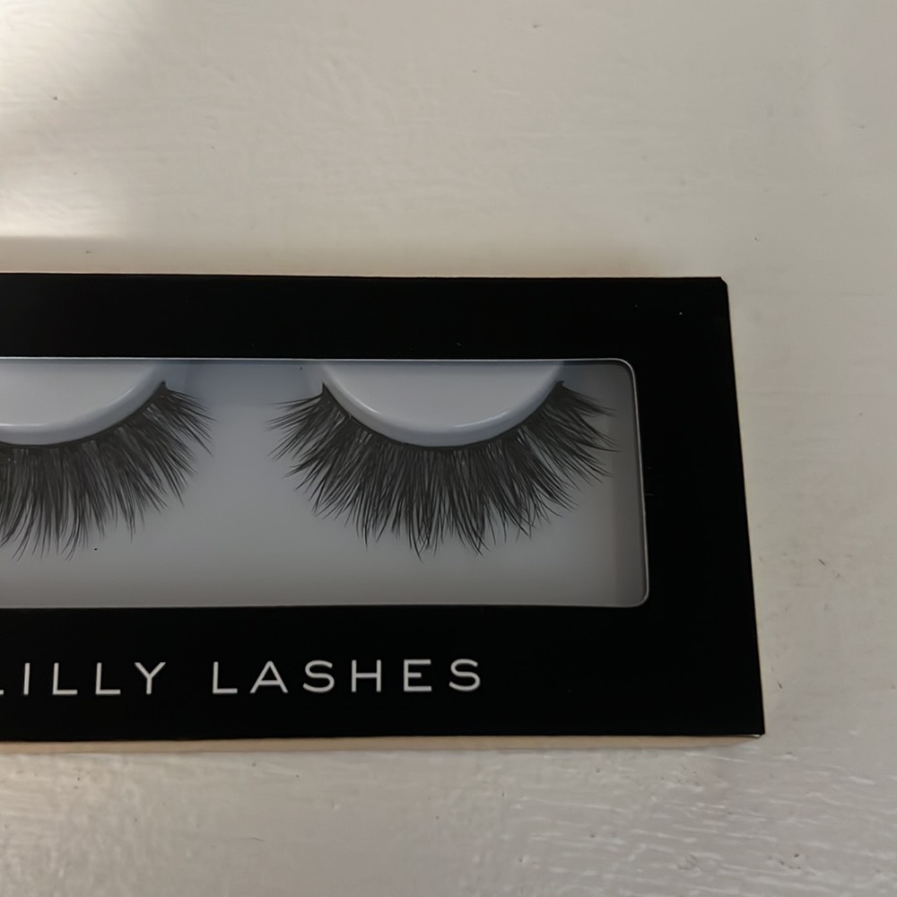 Lashes - Picture 4 of 4